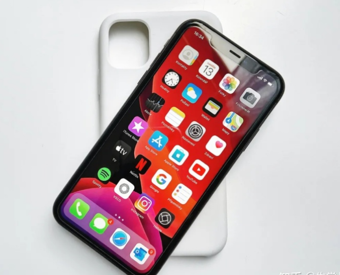 iPhone11莫名黑屏,按什么键都不管事，有时会自动重启是什么原因呢？